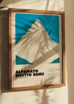 Alpamayo / Shuytu Rahu – póster Graphic Mountains enmarcado