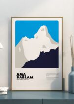 Ama Dablam – póster Graphic Mountains enmarcado