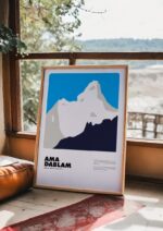 Ama Dablam – póster Graphic Mountains enmarcado