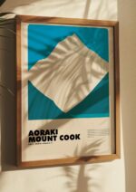 Aoraki / Mount Cook – póster Graphic Mountains enmarcado